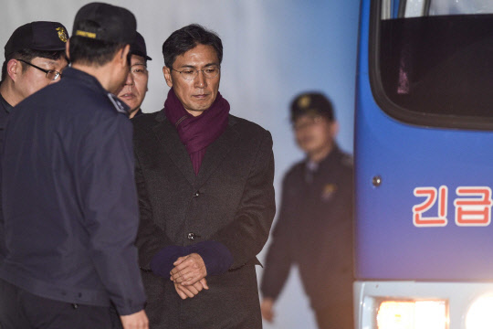 안희정 실형      (서울=연합뉴스) 한상균 기자 = 1일 지위이용 비서 성폭력 혐의로 2심에서 실형을 선고받은 안희정 전 충남지사가 서울중앙지법에서 호송차에 오르고 있다. 2019.2.1      xyz@yna.co.kr  (끝)